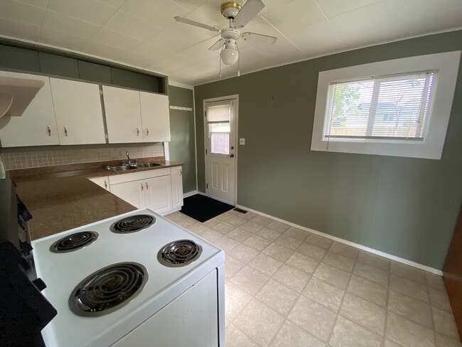 Photo - 960 Cornwall Crescent