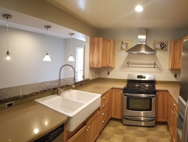 Photo - 5 bedrooms 2 baths close to campus and huge Backyard!