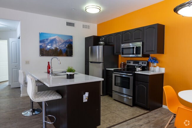 2BR, 2BA - 989SF