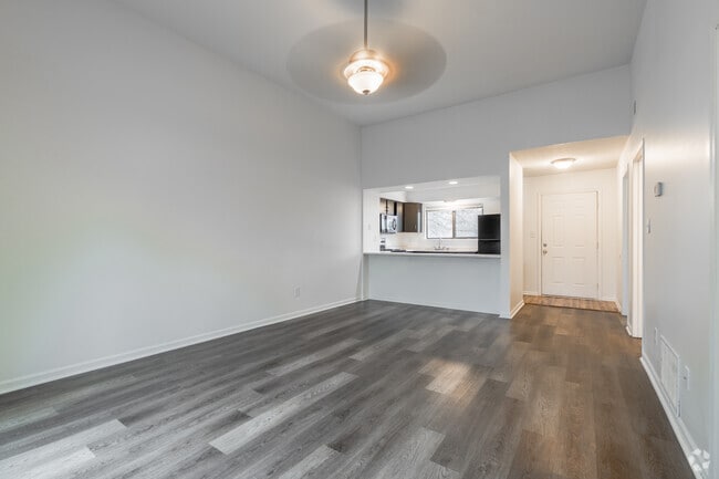2BR, 2BA - 950SF - Living Room