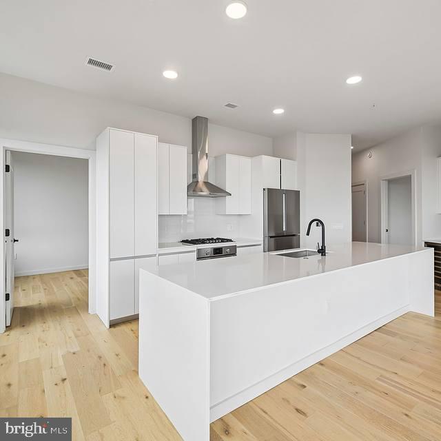 Building Photo - 3130 Potomac Ave Unit PH1