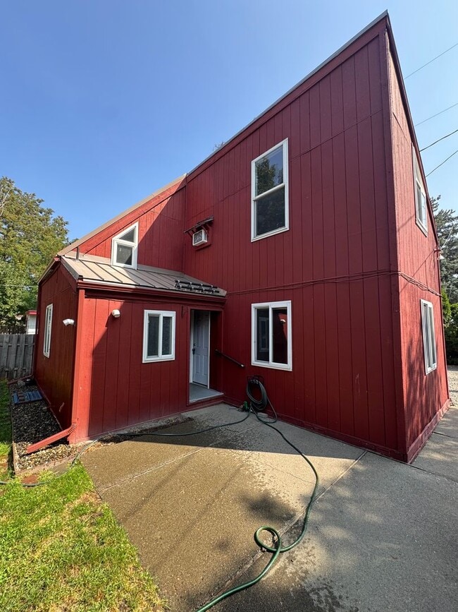 Building Photo - 302 S Walnut St Unit 302 1/2 S Walnut St