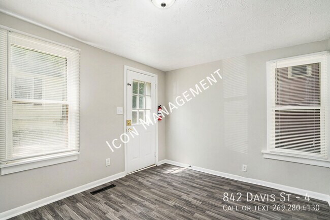 Photo - 842 Davis St Unit 4