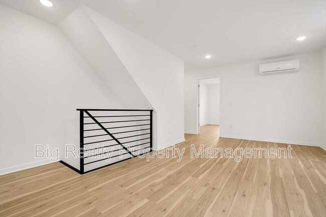 Building Photo - 228 Bridge St Unit 2
