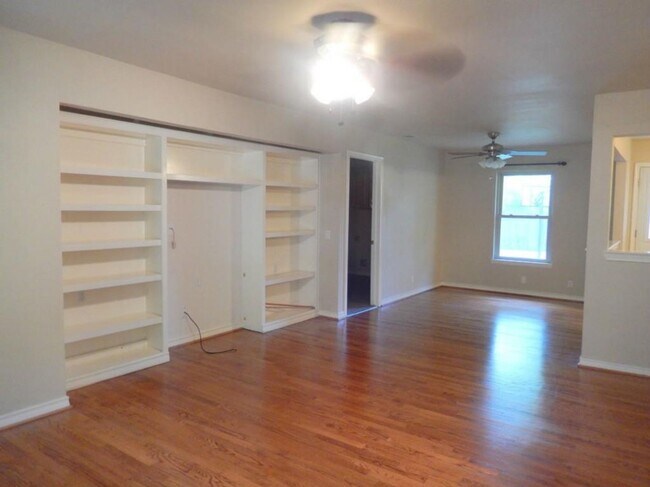 Photo - 3 Bedroom, 1.5 Baths in Casa View Heights