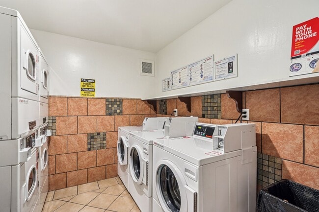 4735 W Broadway Unidad Studio