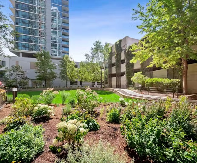 Photo - 800 S Clark St