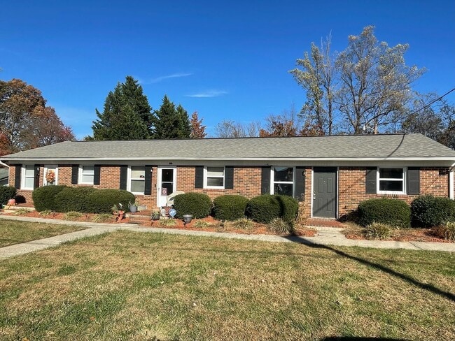 Building Photo - Briskwood Apartments Unit 3