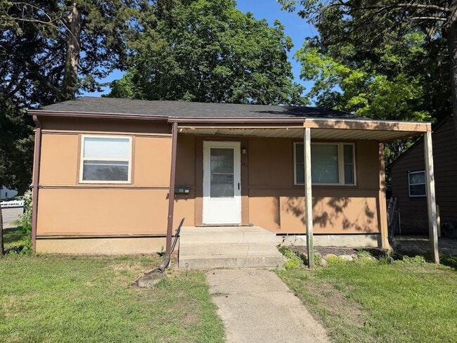 Building Photo - Central Ames Single-Family Home-Available August 1st