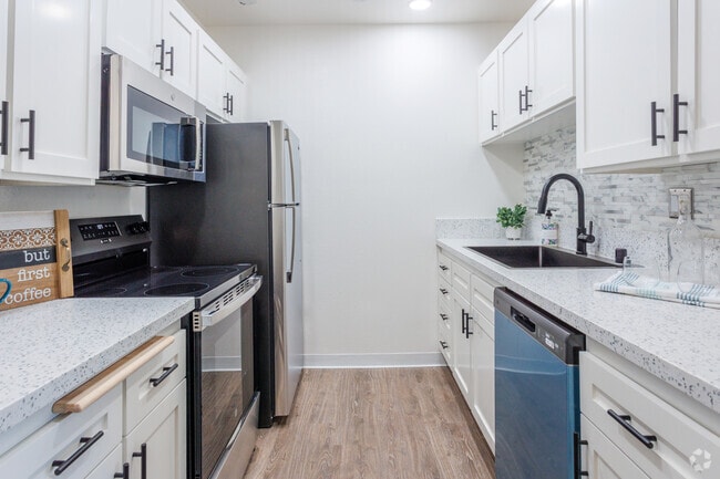 1BR,1BA - 758SF