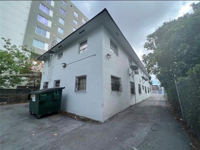 Building Photo - 661 NW 1st St Unit 3 Rental
