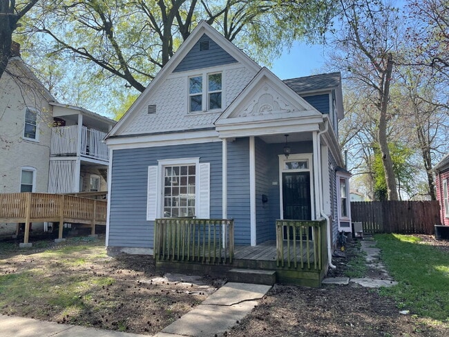 Building Photo - 3 Bedroom 2 Bath Where Timeless History Meets Modern Living!