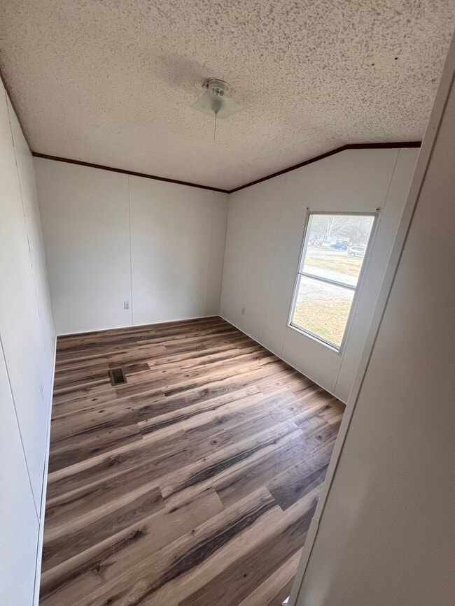 Photo - Mobile Home with 2 Bed 1 Bath in Benton Unidad lot 65