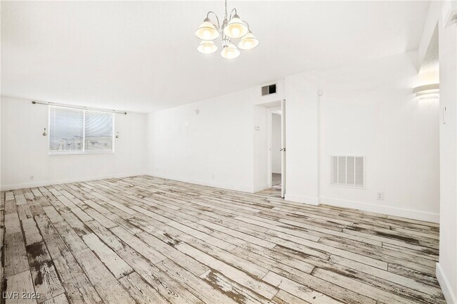 Photo - 3930 University Center Dr Unidad 409