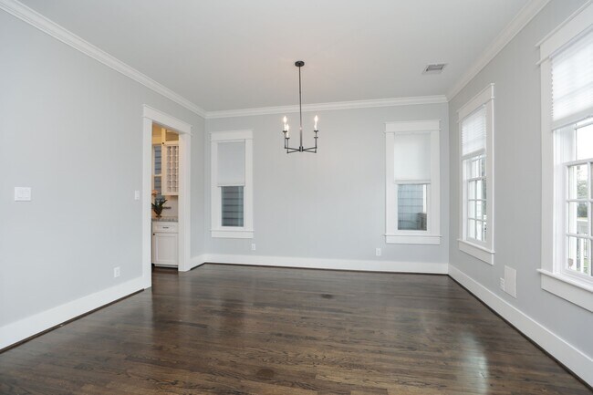 Photo - 907 E 25th St