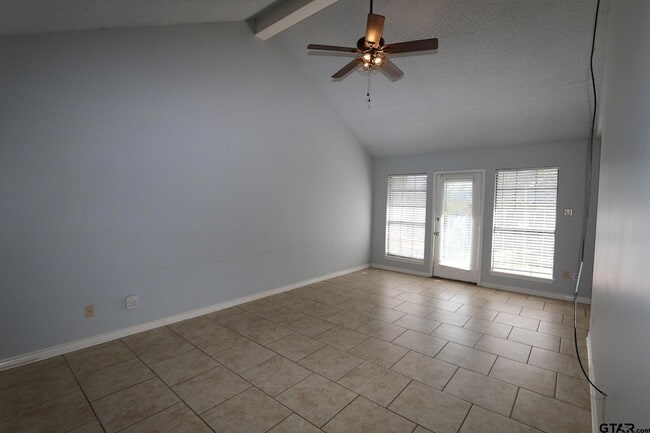 Photo - 963 Creekside Drive