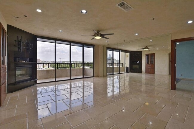 Building Photo - 40 N Interstate Hwy 35 Unit 12C2