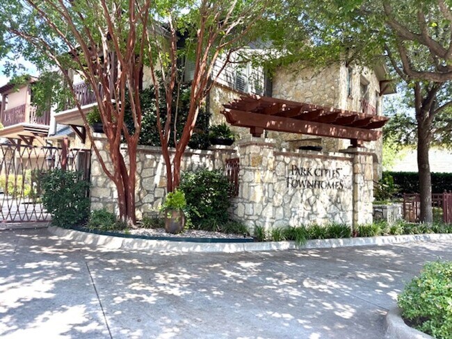 Building Photo - Amazing Townhome