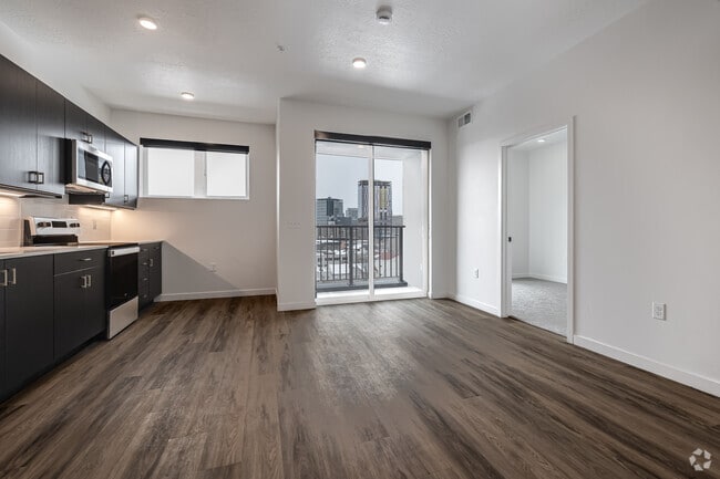 1BR, 1BR - 624SF - Kitchen/Living Room