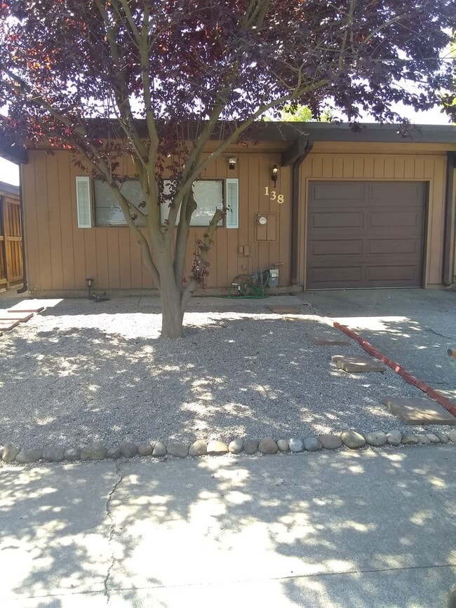 Building Photo - Updated 3 Bedroom Duplex in North Davis