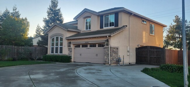 Building Photo - Beautiful 4 Bedroom 2.5 Bathroom Home on Large Lot in Elk Grove