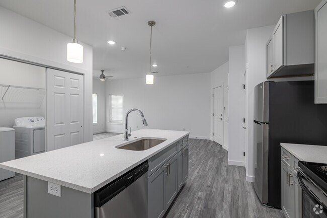 1BR, 1BA - 824SF - Kitchen - Silos on the Square