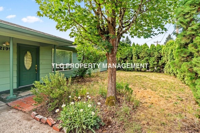 Building Photo - 3bd/1bath duplex off Barger available now