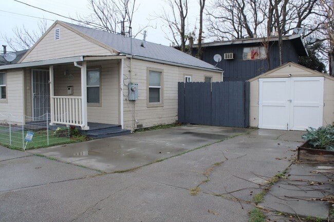 Building Photo - 2 Bedroom, 1 Bathroom Single Story House in Antioch with Garage and Side Yard Access
