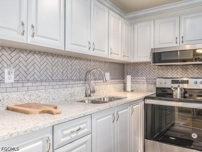 Building Photo - 1010 Tropic Terrace