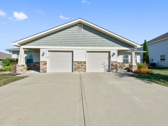 Building Photo - 115 SW Marigold St