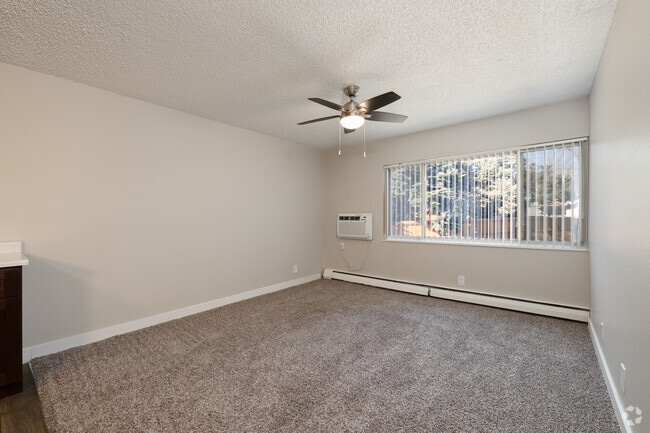 1BR, 1BA - 525SF - Living Room