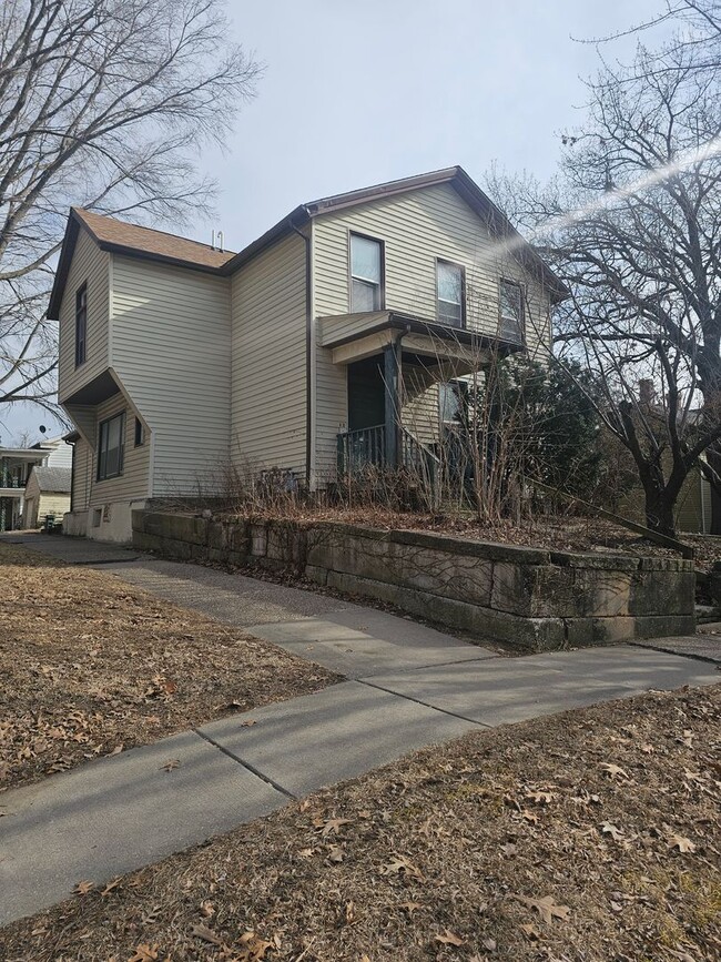 Building Photo - 929 Bridge Unit 929 Bridge Ave.  3