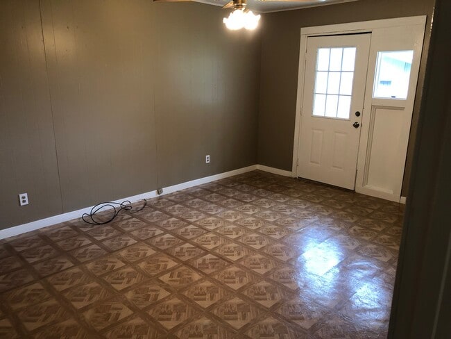 Photo - 805 Matchett St