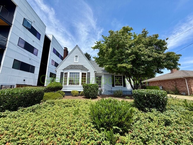 Photo - Lovely 3-Bedroom, 2-Bathroom House with Detached Garage in North Portland