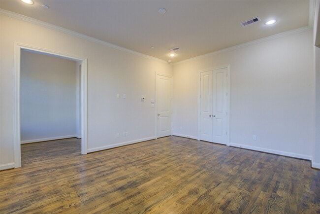 Building Photo - 9627 Fannin Station W