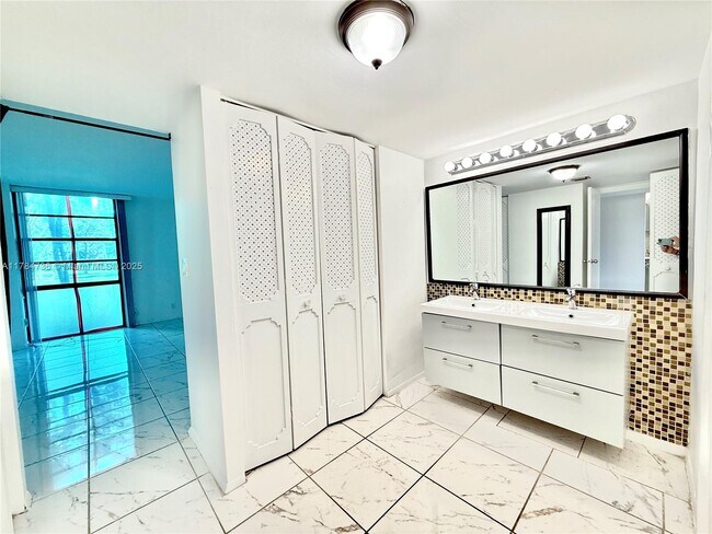 Photo - 3301 N Country Club Dr