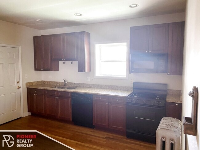 Building Photo - 3921 N Pine Grove Ave Unit #2 Rental