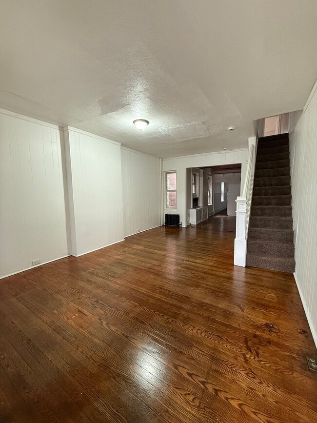Photo - 933 Beatty St