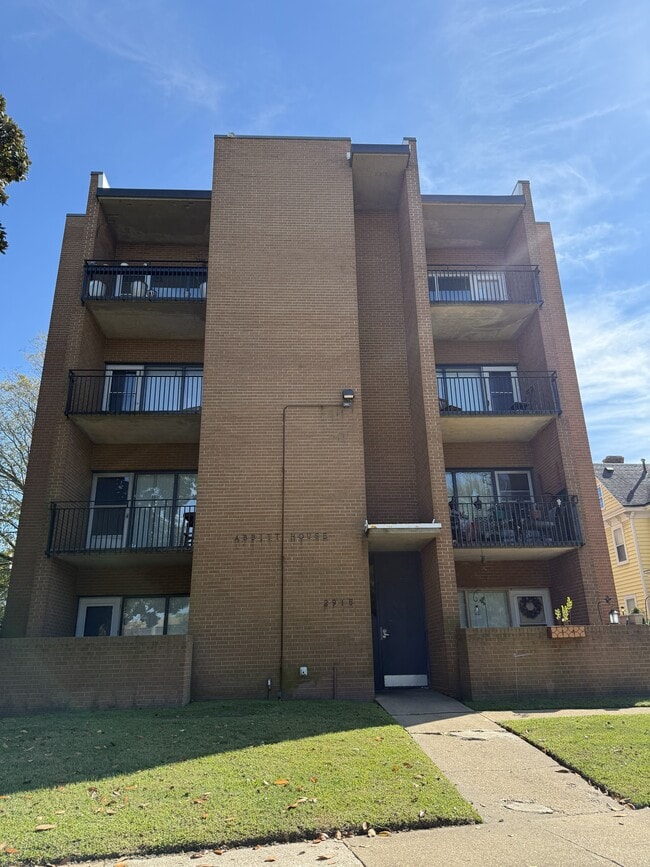 Building Photo - 2915 Bayview Blvd Unit 2 Second Floor Floor