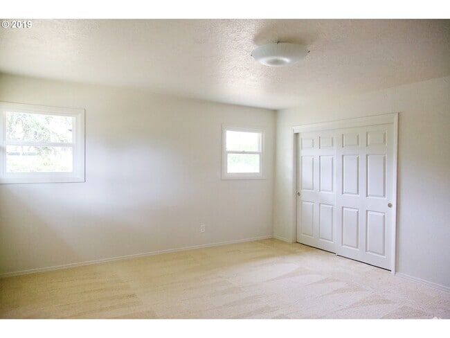Building Photo - 15421 SE Stark Street Rental