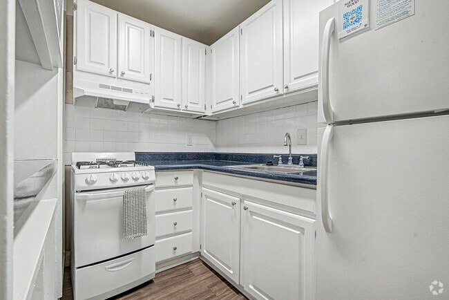 Lambeth 1BR, 1BA - 710SF - Kitchen
