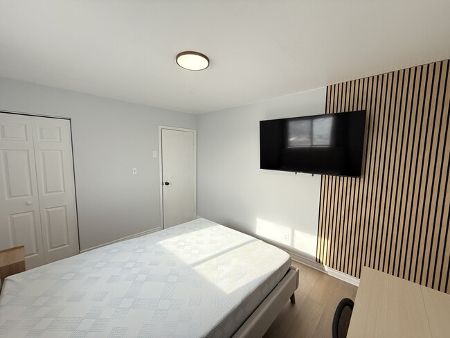 Building Photo - 1989 Wyandotte St W Unit 703