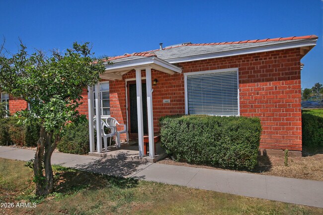 1923 W Earll Dr