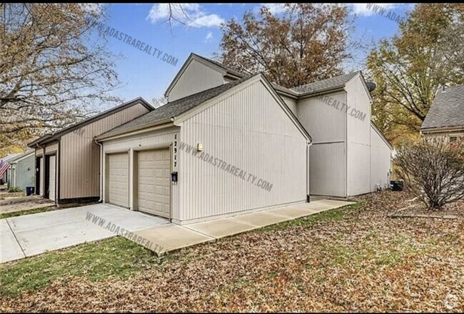 Building Photo - Gorgeous Modern Shawnee Townhome-Available...