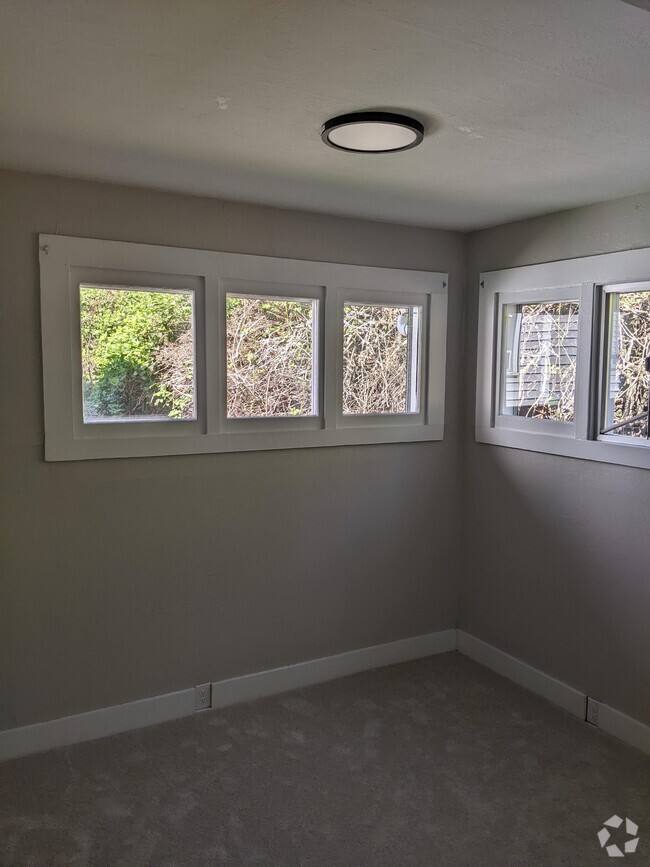 Building Photo - 1615 Charleston Beach Rd W Rental