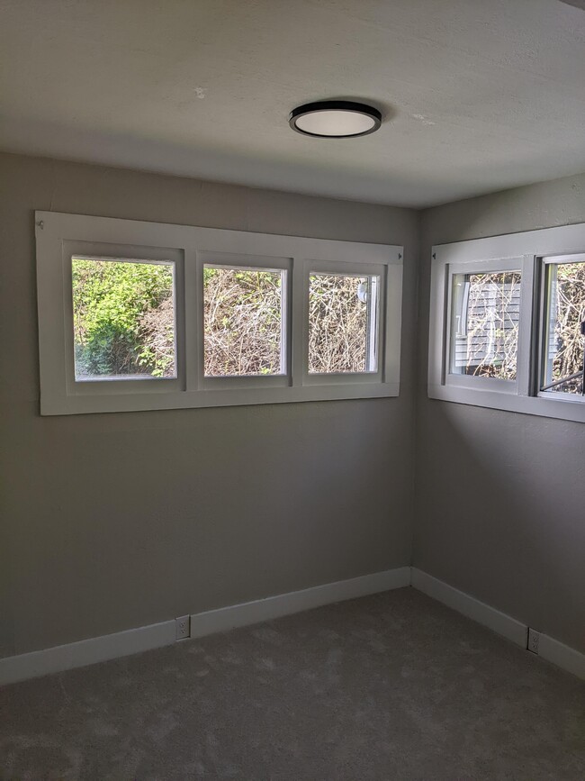 Building Photo - 1615 Charleston Beach Rd W Rental