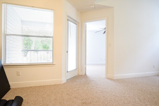 Photo - Welcome Home! Bright 2 Bed/2 Bath Condo in... Unidad 205