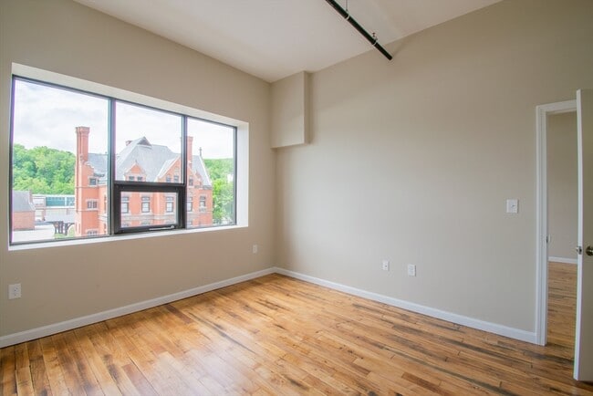 Photo - 633-639 Main St Unidad 204