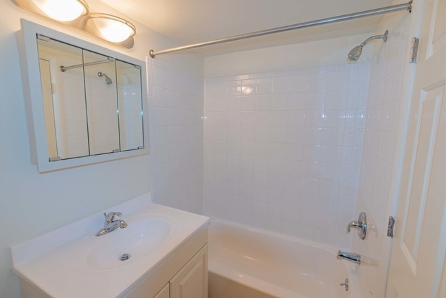 Cuarto de baño modelo - Allandale Village Apartments