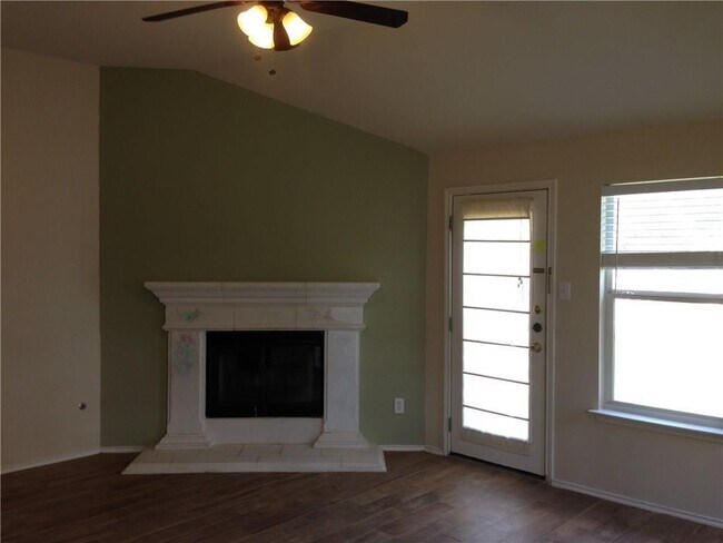 Photo - 104 N Treasure Oaks Dr